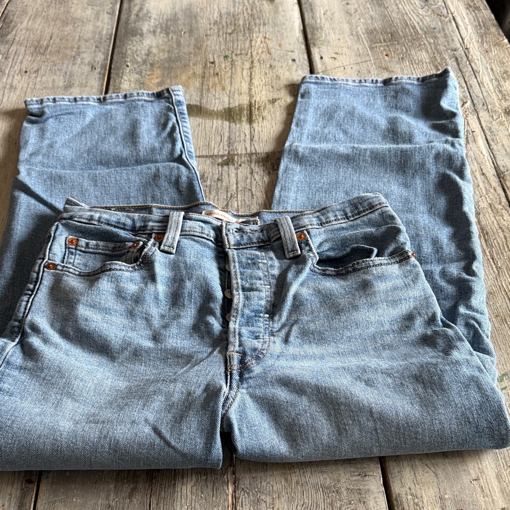 Levis. Ribcage Straight Ankle size 27
